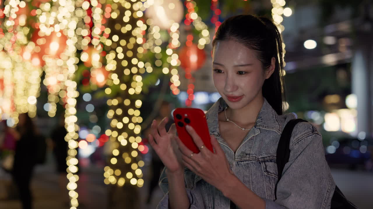 밤에 전화를 사용하는 여자