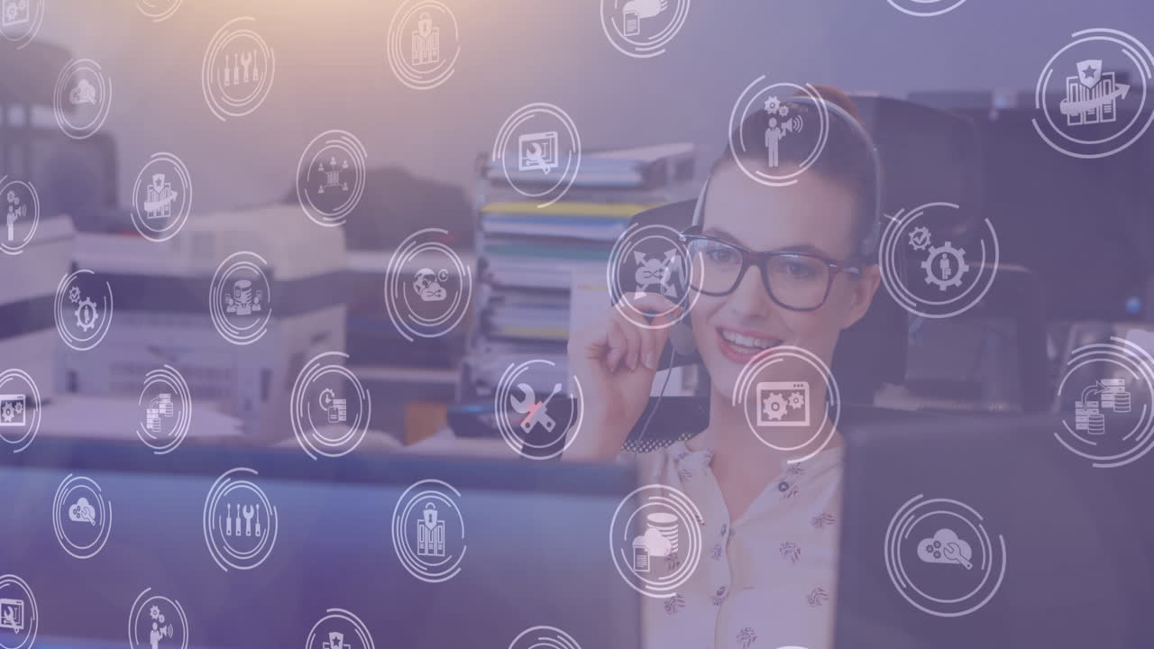 animación de una red de iconos digitales sobre una mujer de negocios usando auriculares de teléfono en la oficina