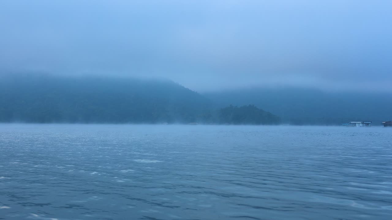 먼 산 들 과 함께 안개 가 가득 한 강 풍경