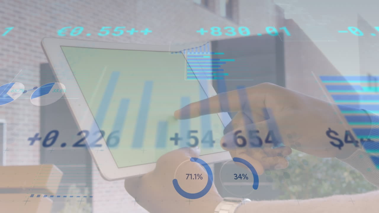 animación de datos financieros y gráficos sobre las manos de un hombre biracial usando una tableta con espacio de copia