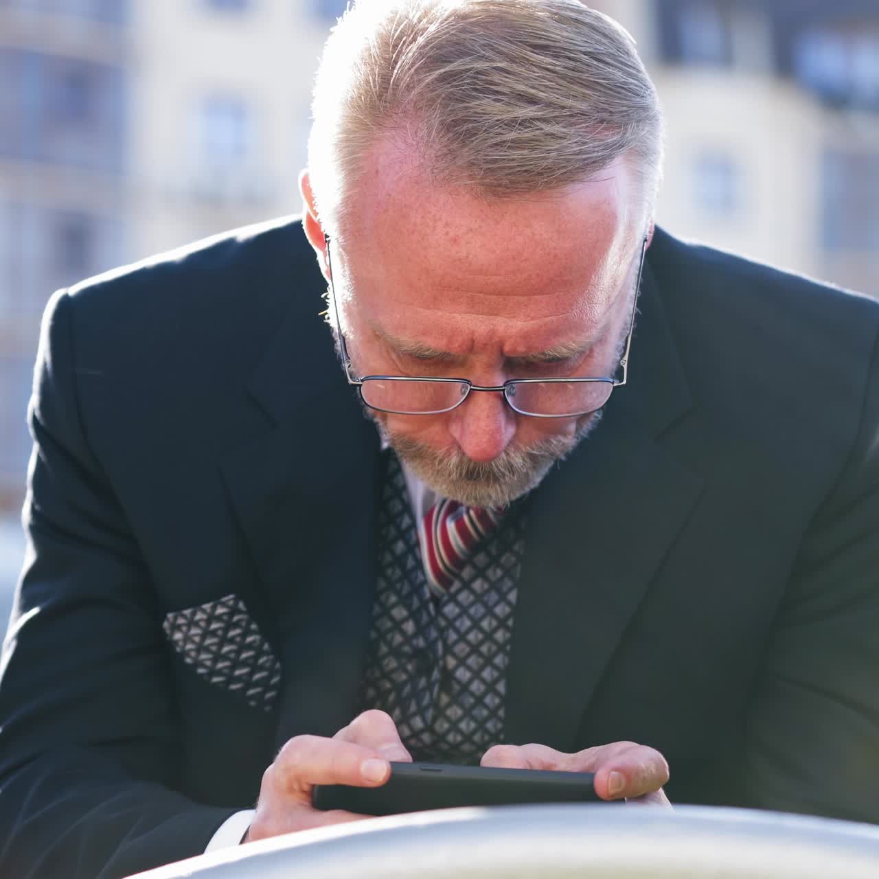 Ældre mennesker og smartphone-koncept