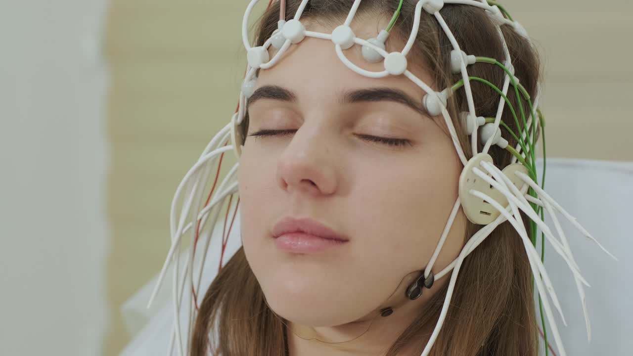 의료 센터에서 뇌 촬영을 사용하여 환자의 뇌 검사를 수행합니다.