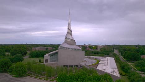 Aléjese-Del-Templo-Y-Vea-El-Salón-De-Actos-En-Independence-Missouri-Con-La-Iglesia-De-Cristo,-La-Comunidad-De-Cristo,-El-Remanente-Y-La-Iglesia-De-Jesucristo-De-Los-Santos-De-Los-últimos-Días