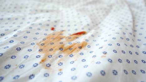 mancha de sangre en una sábana blanca
