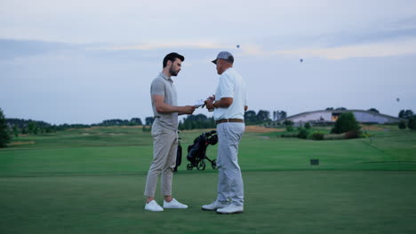 Golfteam-Kämpft-Gemeinsam-Auf-Dem-Grünen-Platz.-Zwei-Männer-Streiten-Sich-Auf-Dem-Feld-Des-Country-Clubs