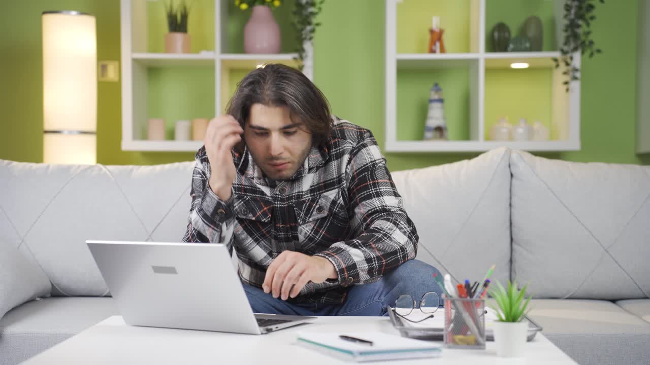 joven trabajando en su oficina de casa.