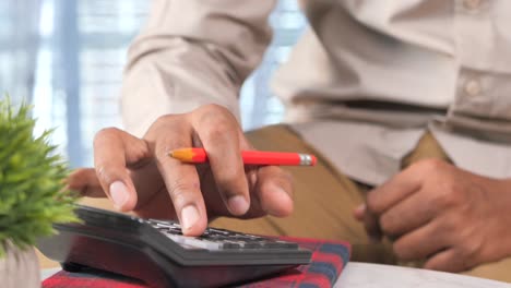 persona que utiliza una calculadora