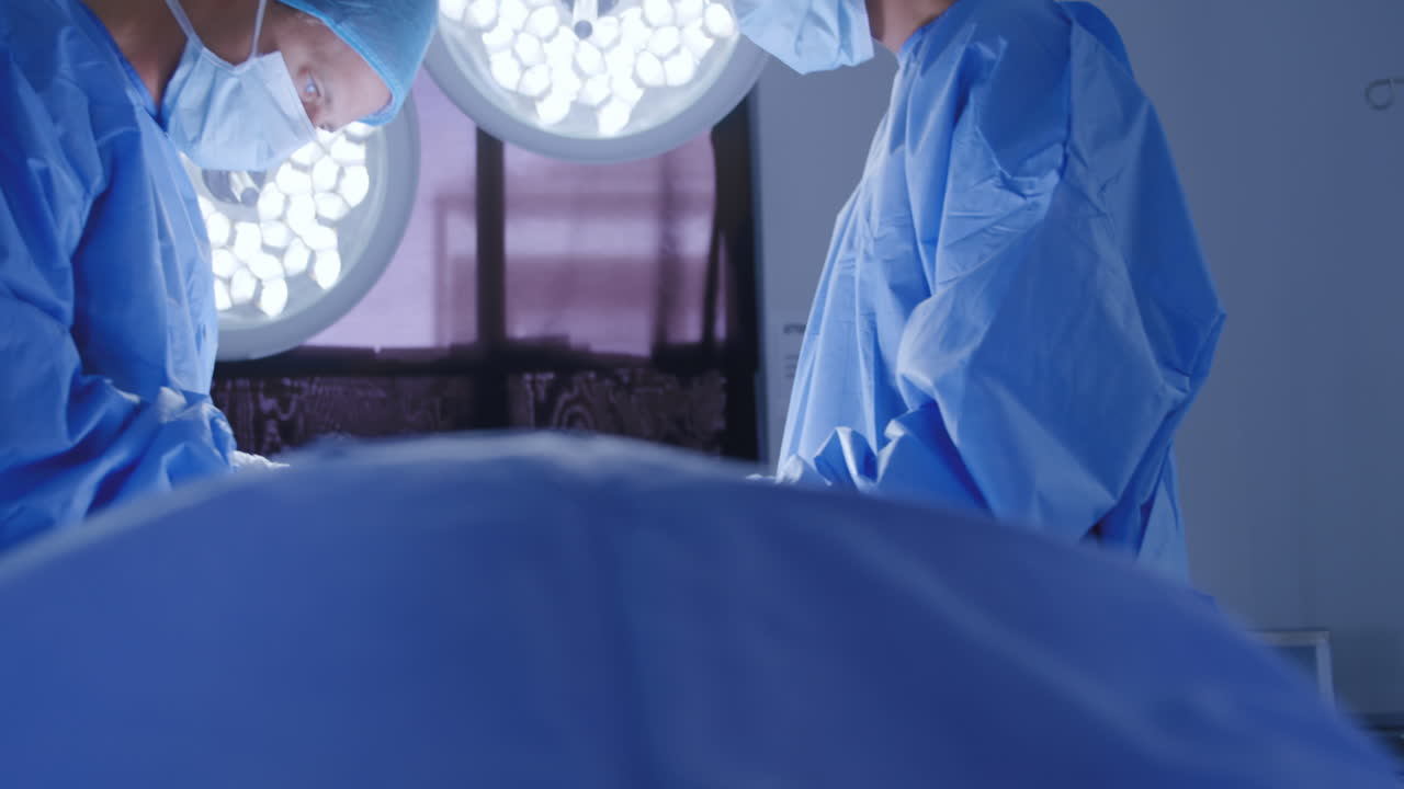 profesionales médicos que trabajan en un hospital