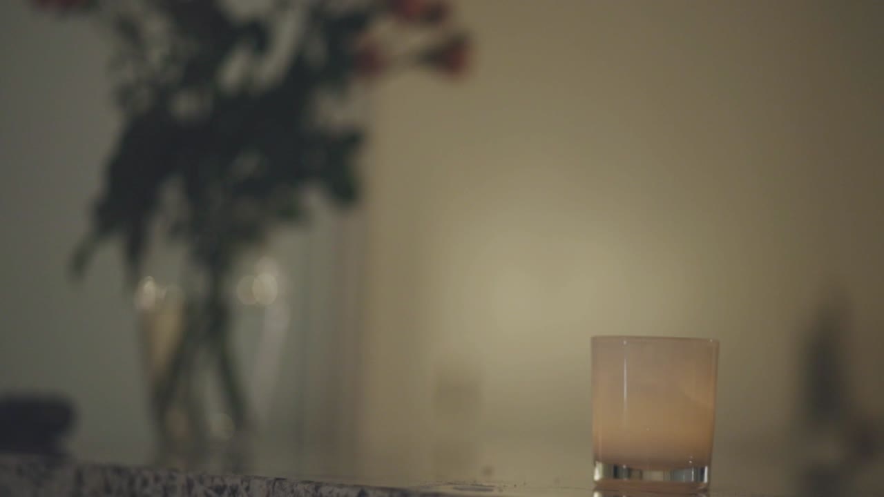 유리  ⁇ 어리 안의  ⁇ 불의  ⁇ 박이는 불