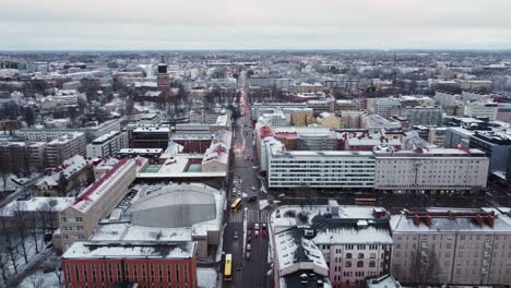 Verkehr-In-Einer-Mittelgroßen-Stadt-An-Einem-Verschneiten-Wintertag