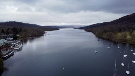 Caí-En-El-Parque-De-La-Orilla-Del-Lago-Con-Impresionantes-Vistas-A-La-Montaña