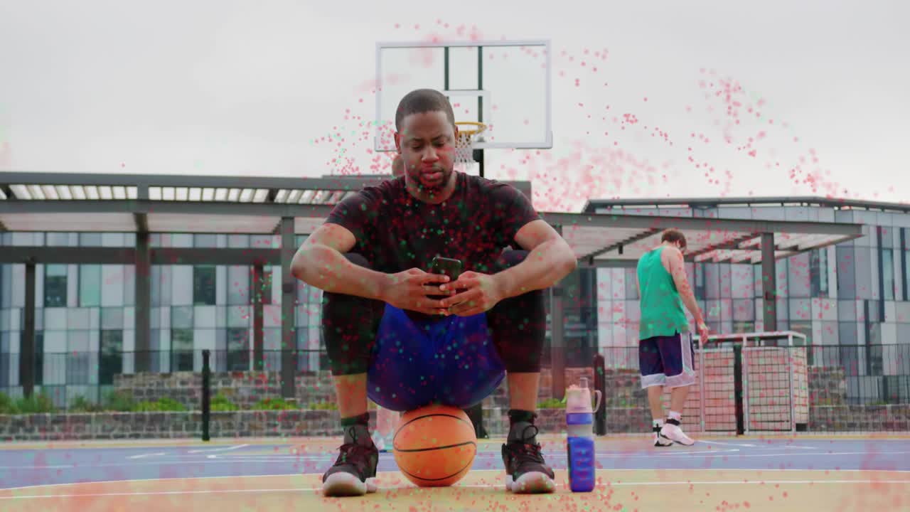 Escena de apertura deportiva en la que se muestra a un hombre con un balón mirando el teléfono con una botella y a un transeúnte cruzando la cancha