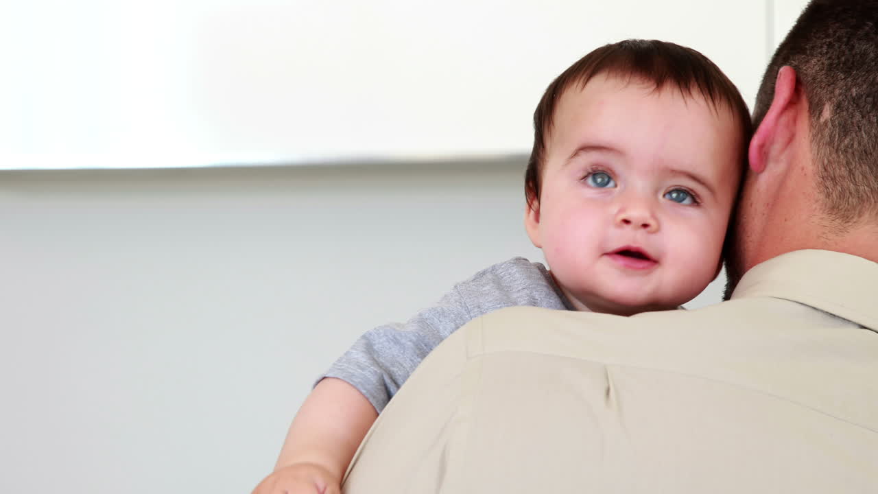 아버지 는 일 하기 전 에 행복 한 아기 를 안고 있다