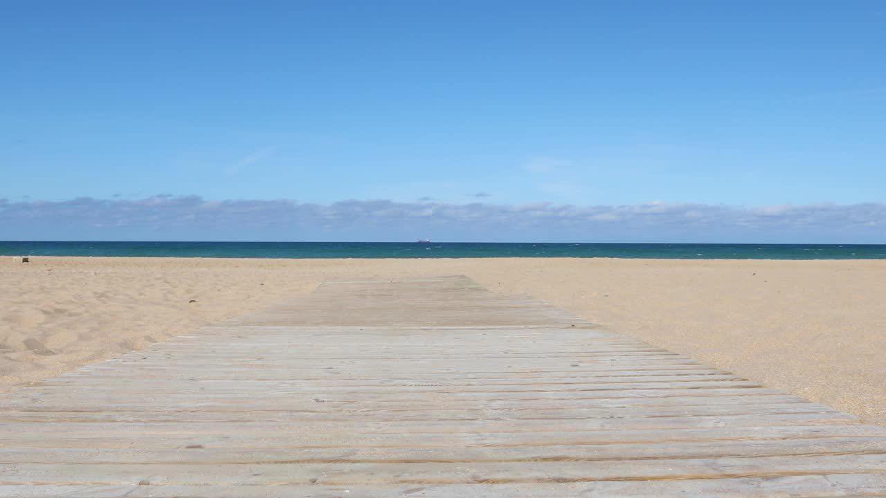 해변의 나무 보행로에서 추적