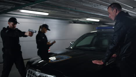 oficiales de policía arrestando a un ladrón