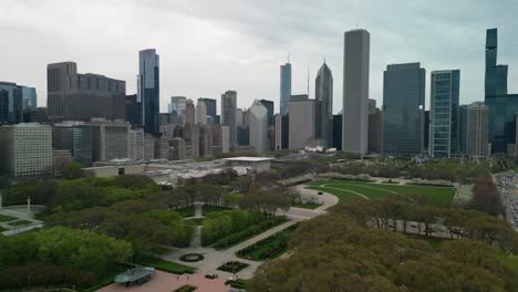 Aerial-view-of-Buckingham-fountain,-Millenium-park-and-downtown-Chicago