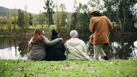 Amigos,-De-Vuelta-Y-Acampando-En-La-Naturaleza.