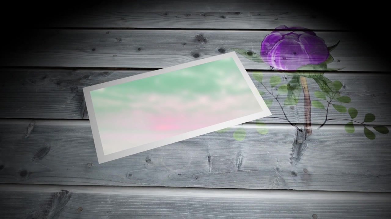 Cornice per foto vuota su superficie in legno con illustrazione floreale