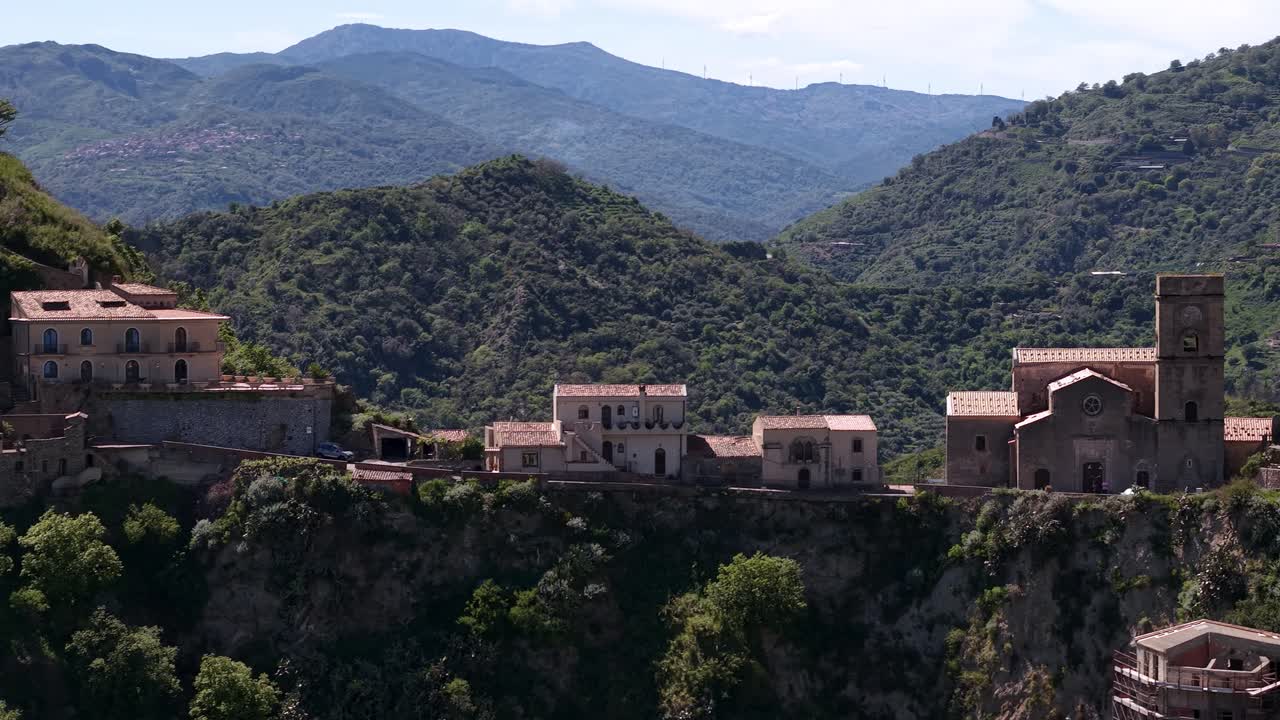 Inquadratura di apertura del Castello di Pentefur che domina la Valle di Savoca, Sicilia, Italia, al rallentatore.