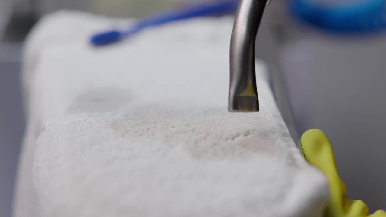 rociar agua en la toalla para enjuagarla después de aplicar el quitamanchas