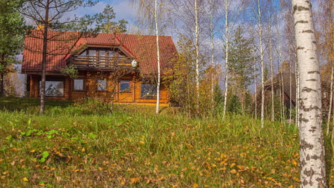 Zeitraffer-Eines-Holzhauses-Im-Wald