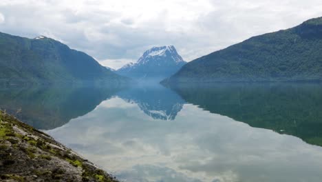 Ein-Berg-Spiegelt-Sich-In-Einem-Malerischen-See-In-Reykjavik-Island