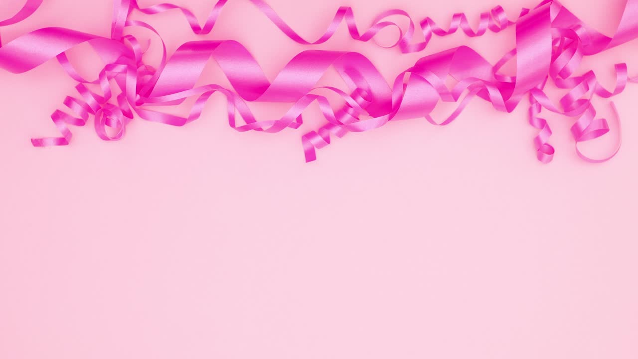 다양한 생일 선물 크리에이티브는 분홍색 리본 아래에 나타납니다.