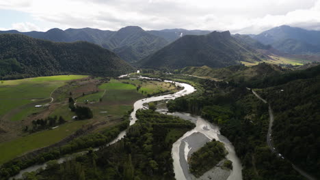 Hermoso-Río-Sinuoso-Desde-Las-Montañas-De-Nueva-Zelanda,-Vista-Aérea-De-Drones