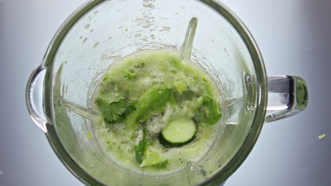 mezclador de agua vegetal en cámara súper lenta de cerca. comida vegetariana.