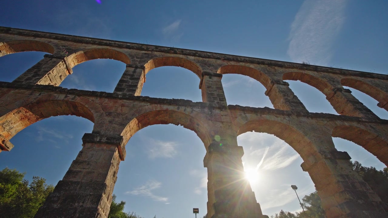 Archi di un antico acquedotto romano vicino a Tarragona in Catalogna contro il cielo azzurro al tramonto