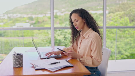 portátil, teléfono y una mujer de negocios en su escritorio