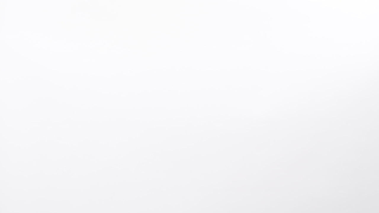 primer plano de una mujer haciendo gestos con un brazo tocando un fondo de estudio blanco con espacio de copia para colocar un texto para un anuncio