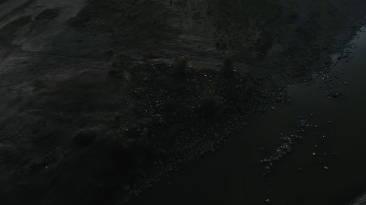 медленно движущаяся кукла наклоняется, показывая красивое озеро эльсинор калифорния на закате восход солнца с драматическим всплеском как и отражения над озером в резком ультра hd