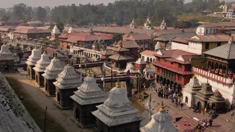 vista elevada del río bagmati y el templo de pashupatinath, kathmandu, nepal