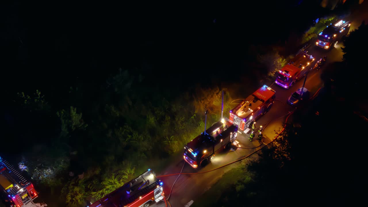 비상 소방관은 밤에 화재를 제어