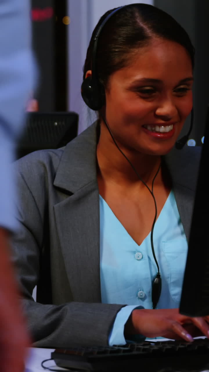 hombres de negocios con auriculares usando computadora en la oficina