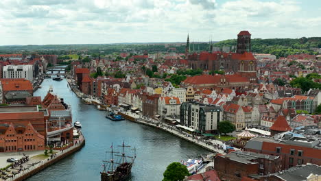 Luftaufnahme-Der-Historischen-Uferpromenade-Von-Danzig-Mit-Der-Berühmten-St