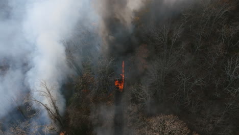 imágenes aéreas moviéndose hacia el ferrocarril inclinado de chattanooga en lookout mountain que está en llamas y ardiendo.