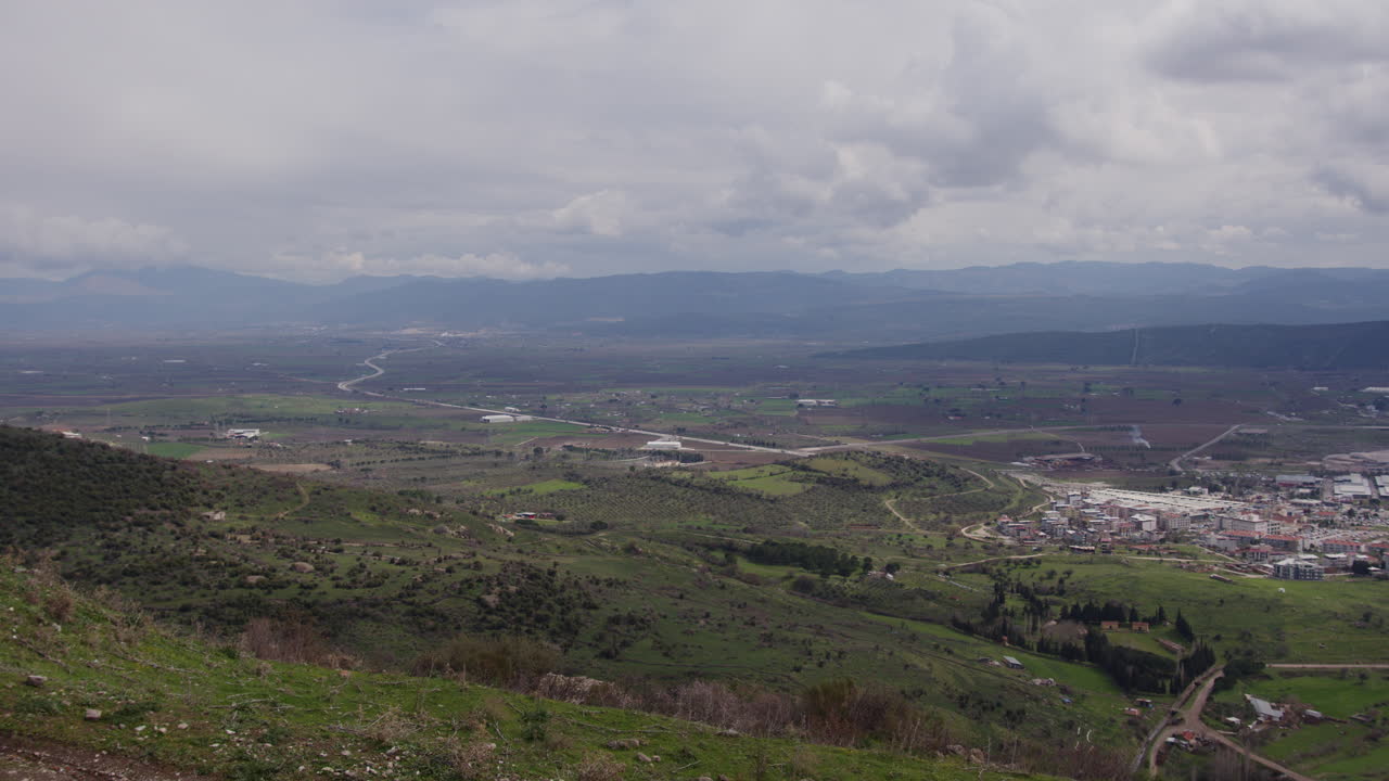 paisaje de una ciudad y montañas en pérgamo