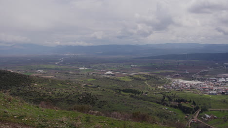 paisaje de una ciudad y montañas en pérgamo