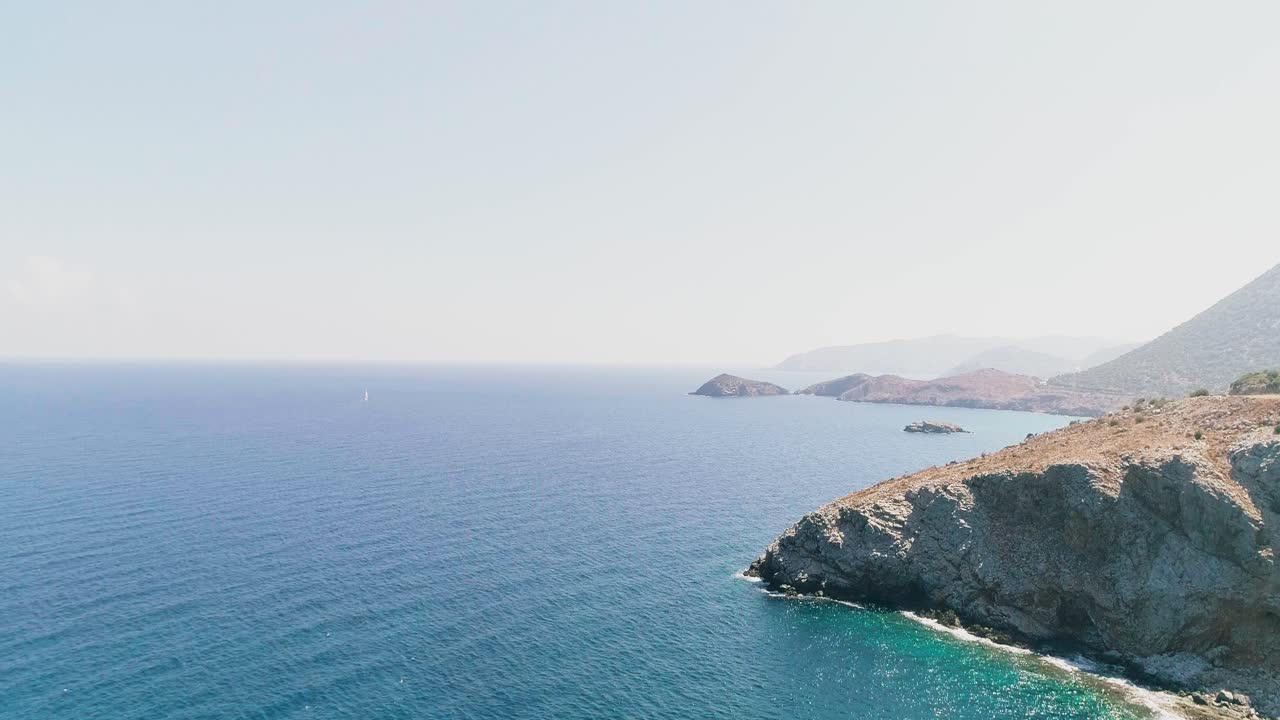 uno scatto da un drone di una strada sulla costa dell'isola greca di creta