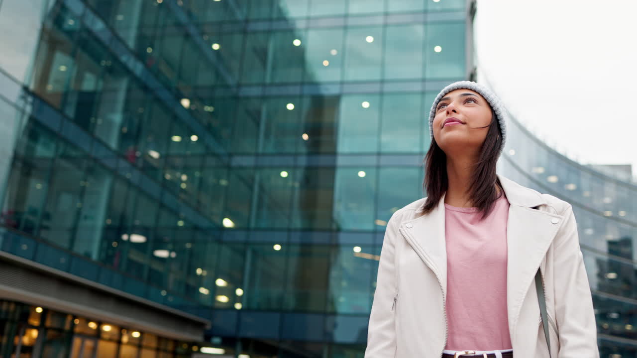 una mujer joven tomando una selfie en una ciudad moderna