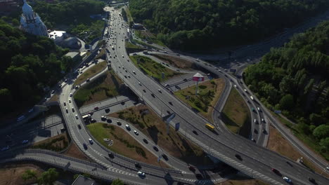 Vista-Aérea-Del-Movimiento-Del-Vehículo-En-La-Autopista-Del-Paso-Elevado.-Tráfico-De-Vehículos-En-El-Cruce-De-Carreteras.