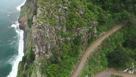 Un-Hombre-Joven-Y-En-Forma-Está-Caminando-Por-El-Sendero-De-La-Montaña-En-Madeira