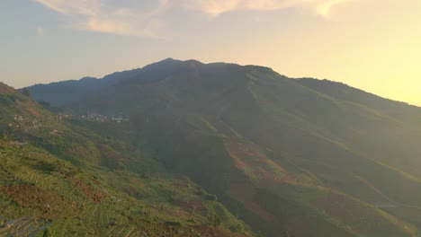 Paisaje-Rocoso-Con-Pico-De-Mt