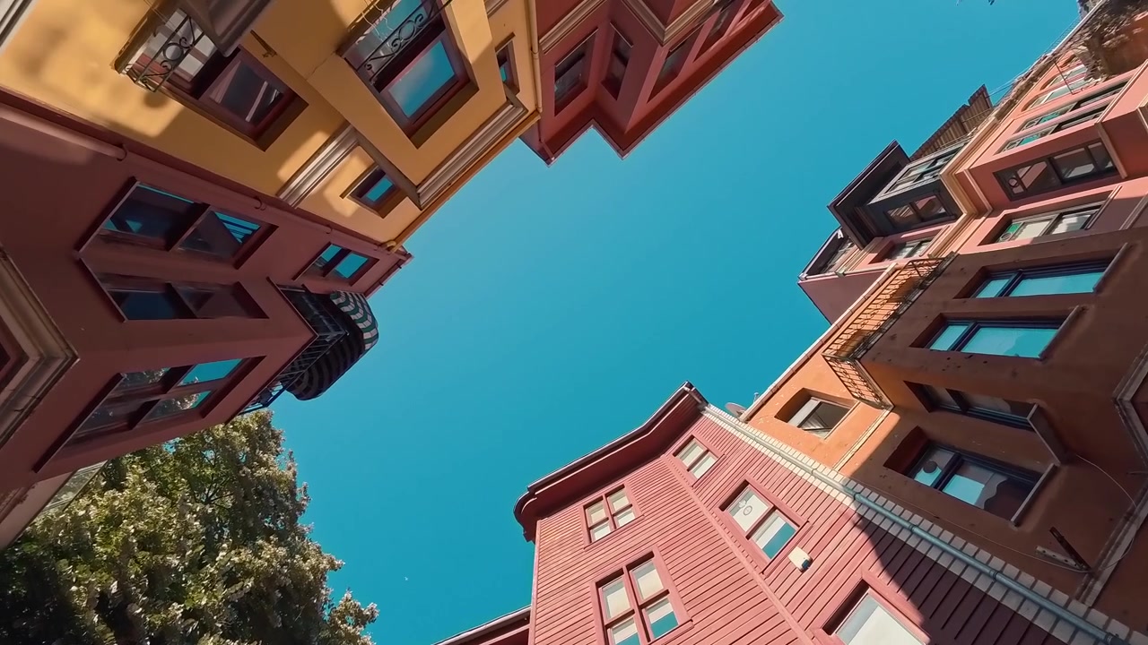 Vista de Ângulo Baixo de Edifícios Residenciais Coloridos Contra o Céu Azul Claro