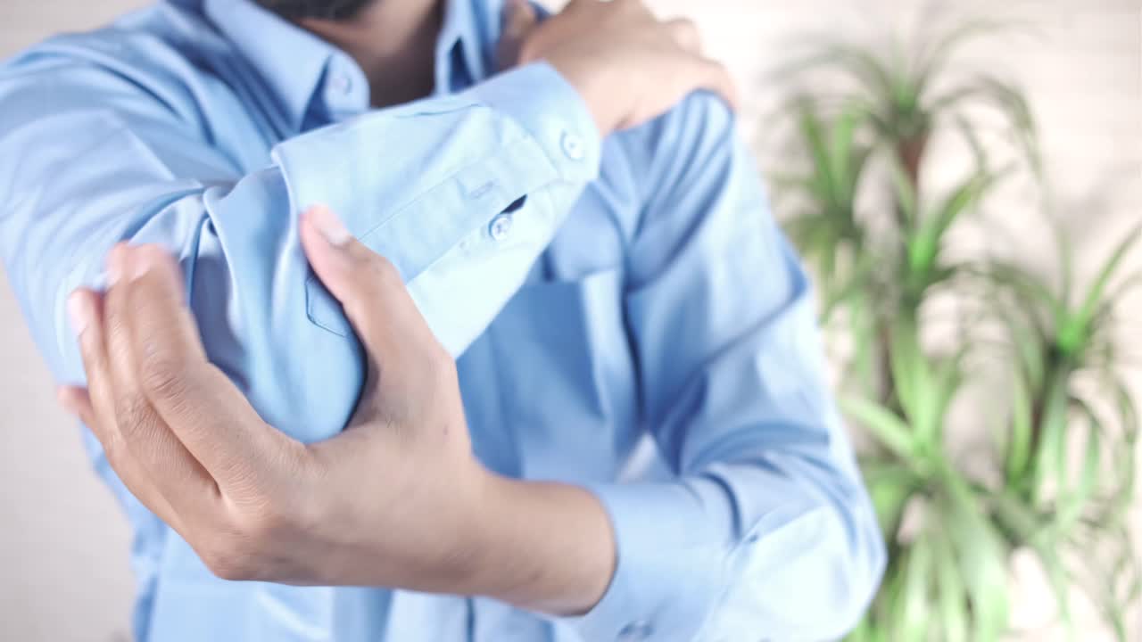 팔꿈치 통증이 있는 남자