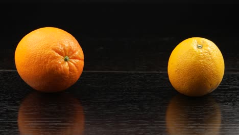 las naranjas están colocadas en una mesa negra