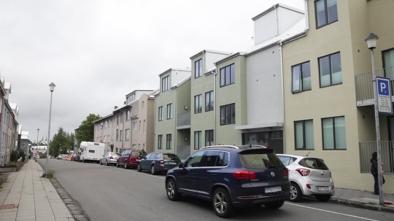 İzlanda Reykjavik şehir merkezinde, ileriye doğru yürüyen gimbal kamerasıyla kaydedilmiş bir mahalle.