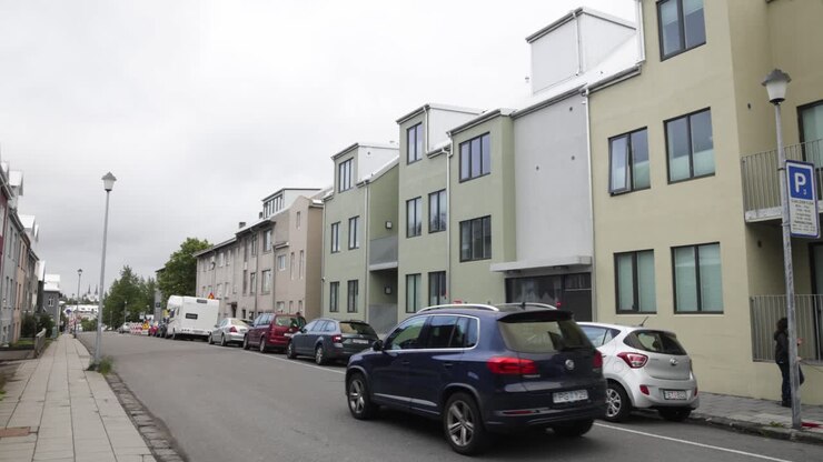 Bymidte i Reykjavik, Island, med fremadgående gimbal-optagelse.